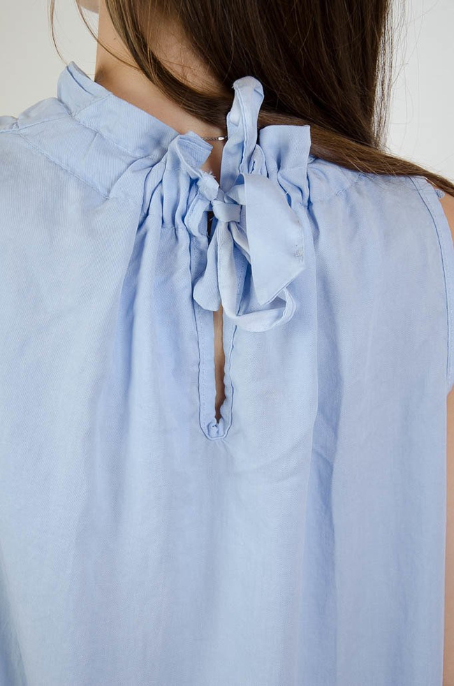 NIEBIESKA BLUZKA BEZ RĘKAWÓW Z MARSZCZENIEM PRZY SZYI