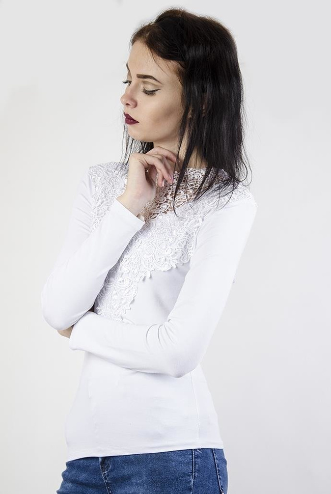 Biała bluzka z ażurowym zdobieniem przy dekolcie