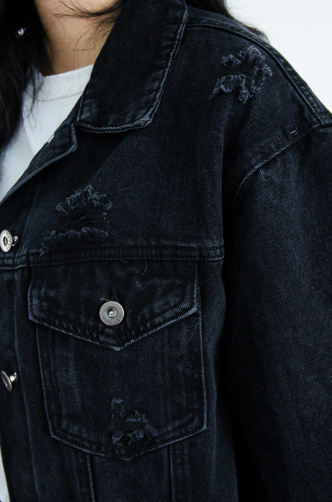 DŁUGA CZARNA KURTKA JEANSOWA Z APLIKACJĄ NA PLECACH