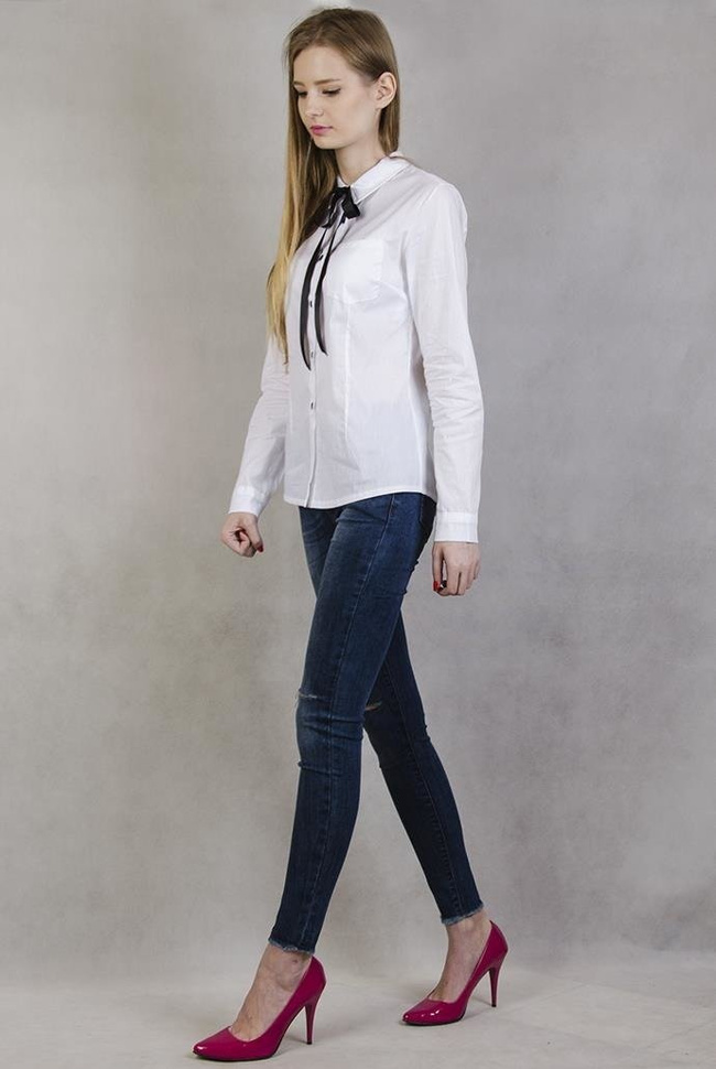 Biała koszula ze wstążką