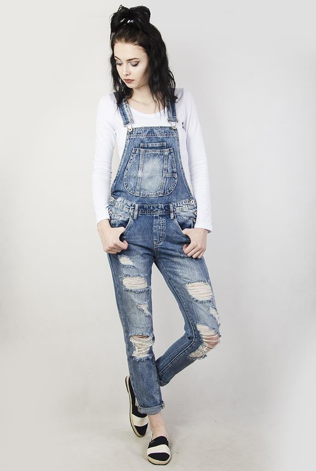 Spodnie ogrodniczki jeansowe z przetarciami i dziurami