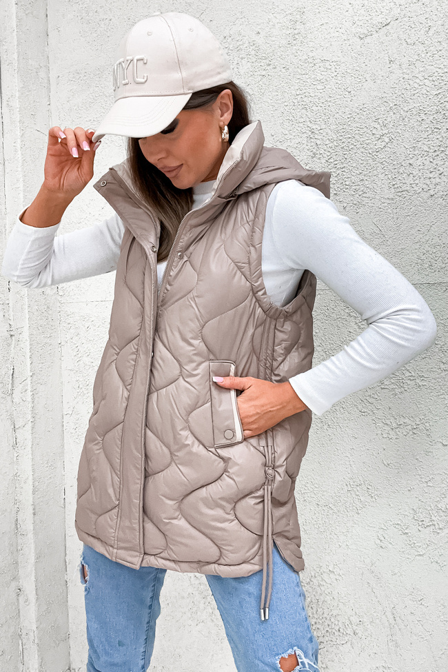 KAMIZELKA PIKOWANA Z KAPTUREM I ŚCIĄGACZAMI PO BOKACH- BRĄZOWA