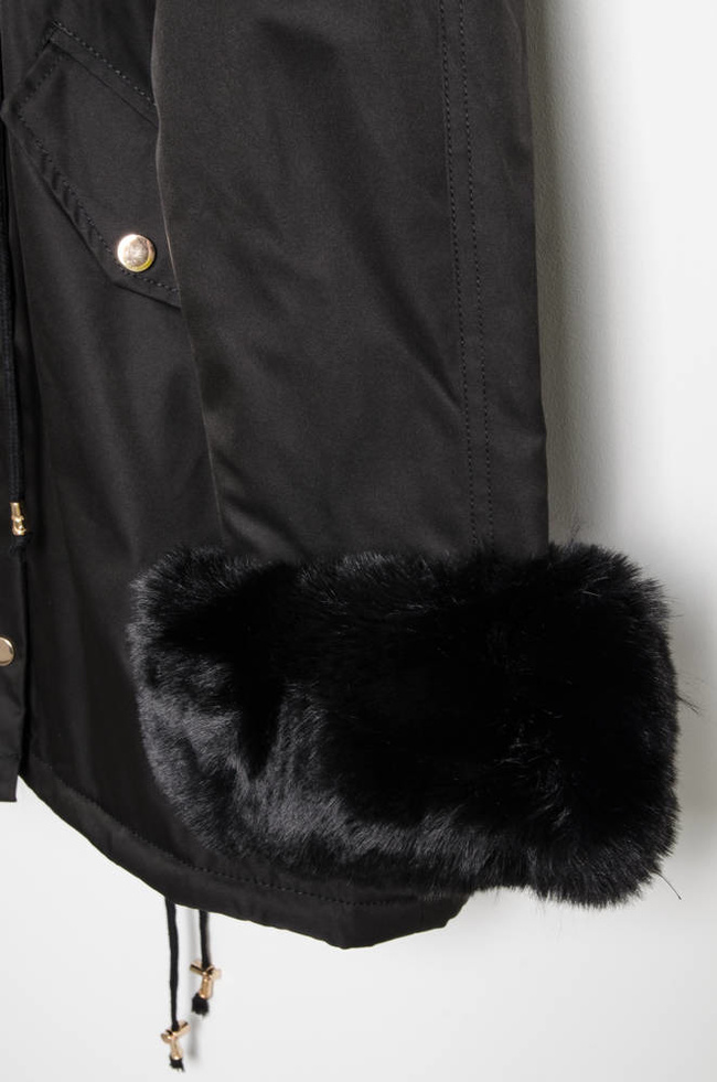 CZARNA KURTKA PARKA ZIMOWA Z ODPINANYM FUTERKIEM