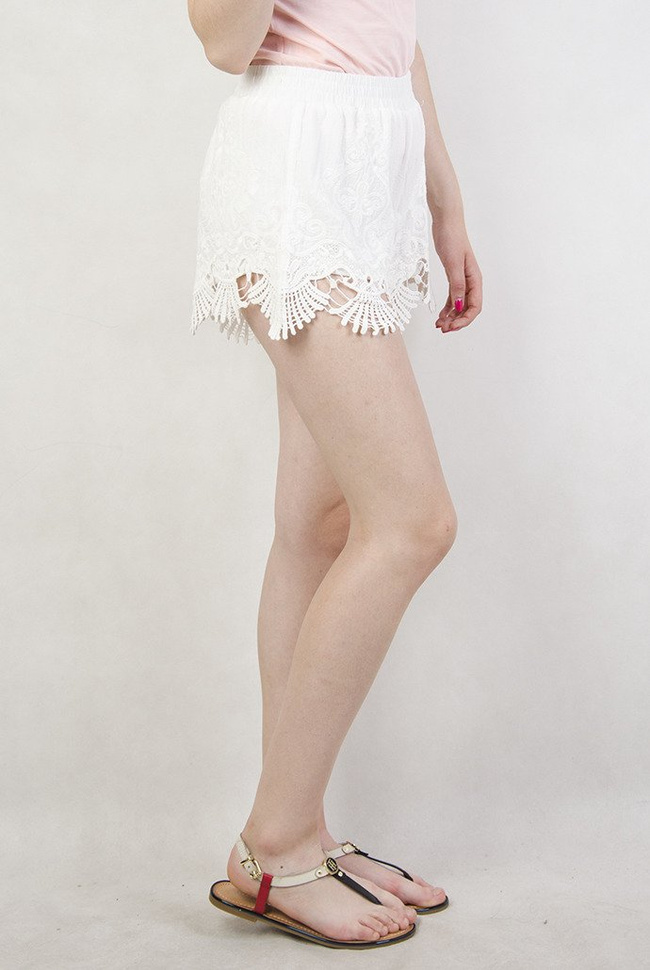 Białe koronkowe szorty