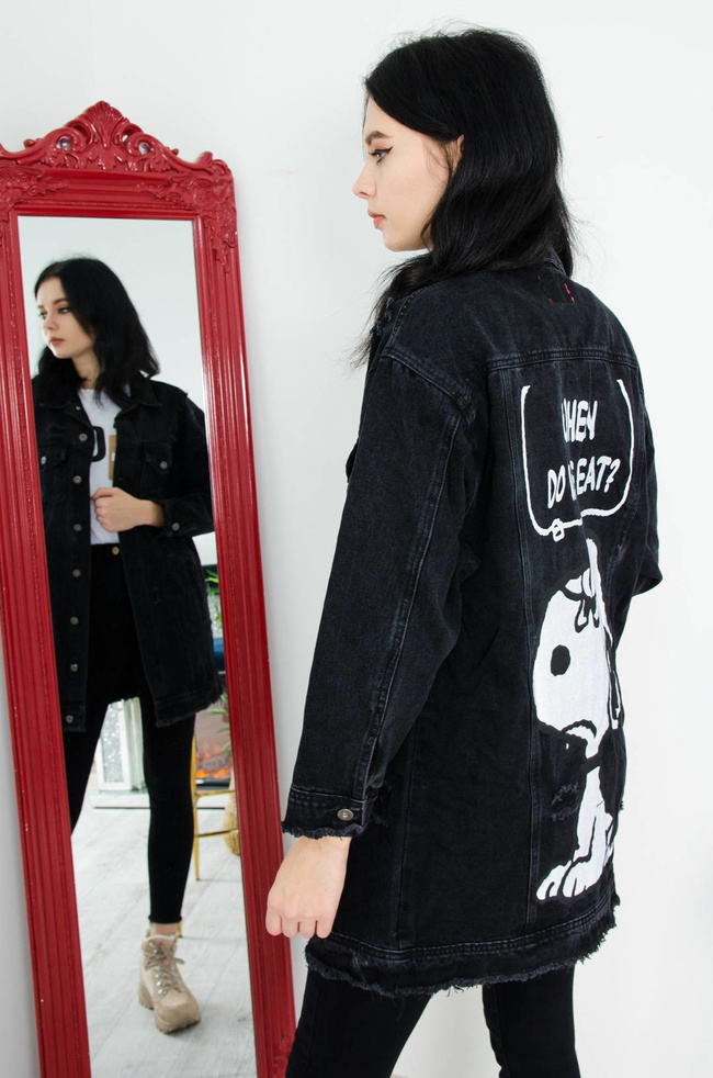 DŁUGA CZARNA KURTKA JEANSOWA Z APLIKACJĄ NA PLECACH