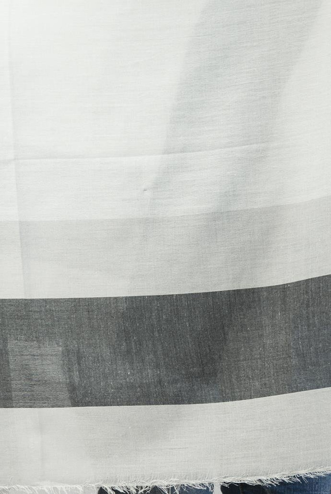 Szara wiosenna chusta w kratę