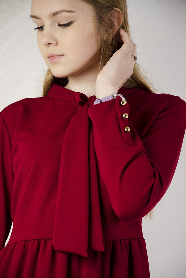 Bordowa sukienka z kokardą pod szyją