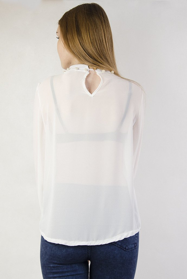 Biała bluzka z koralikami przy dekolcie