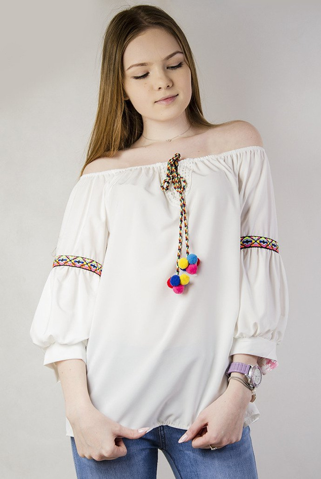 Biała bluzka hiszpanka z pomponami