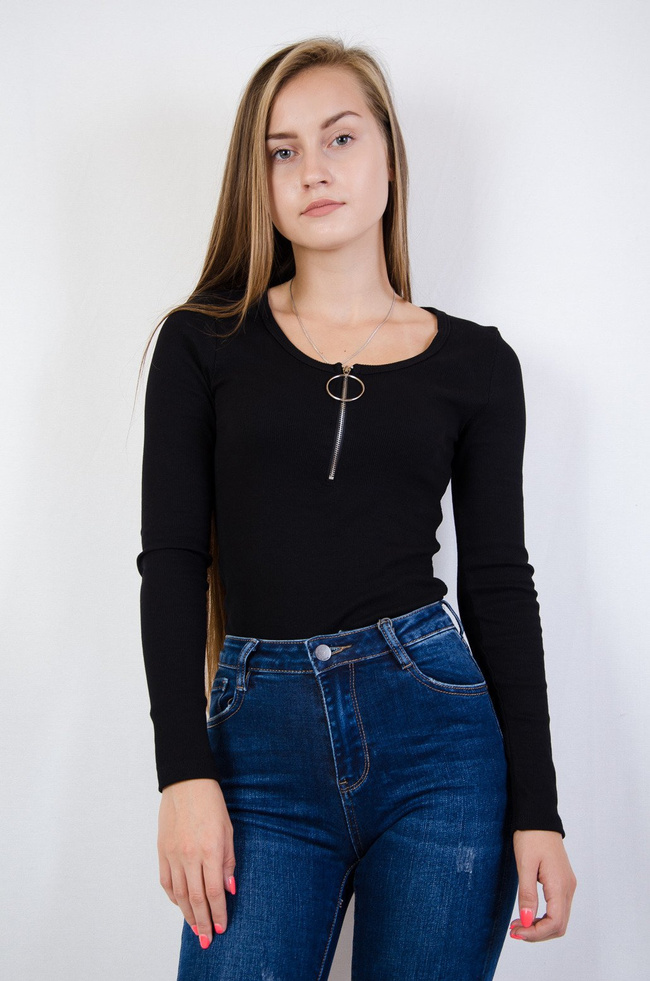 Czarne body z zamkiem w dekolcie