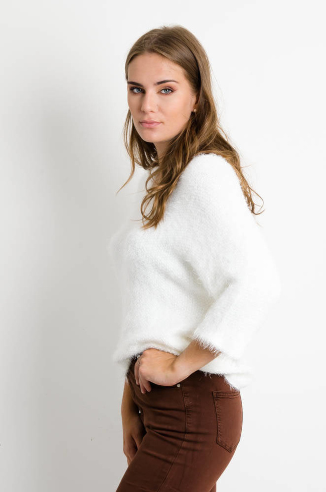 BIAŁY WŁOCHATY SWETER OVERSIZE