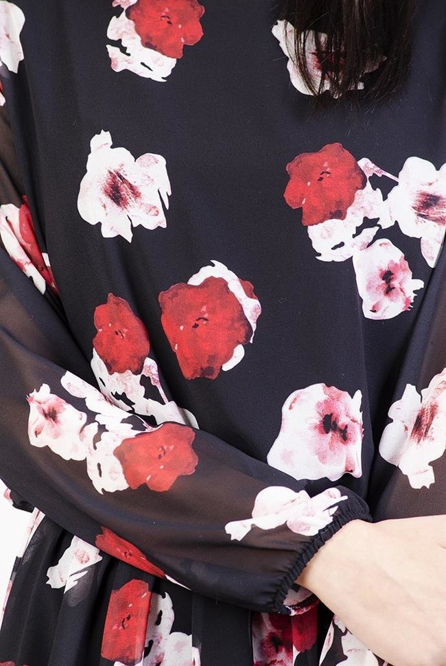 Czarna sukienka w biało-czerwone kwiaty