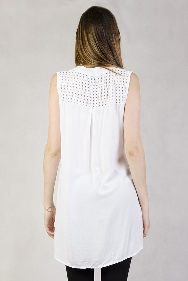 Biała bluzka z przedłużanym tyłem ozdobiona na kieszonkach i plecach