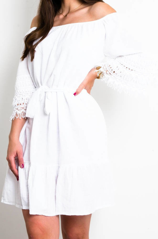BIAŁA BAWEŁNIANA SUKIENKA Z AŻUROWYM ZDOBIENIEM NA RĘKAWACH