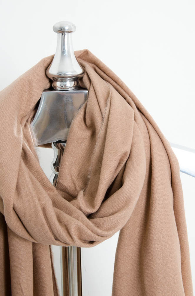  GŁADKI SZAL Z FRĘDZLAMI-MOKKA