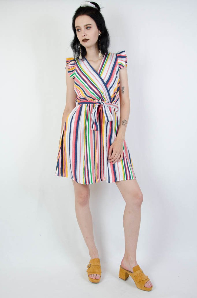 Sukienka w kolorowe paski wiązana po środku