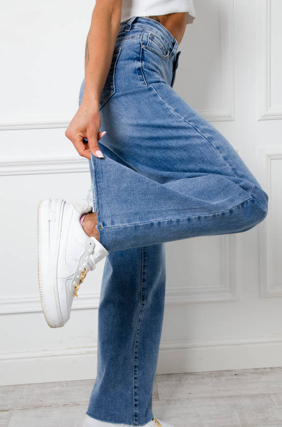 JASNE SPODNIE JEANSOWE Z SUROWYMI,SZEROKIMI NOGAWKAMI I WYSOKIM STANEM