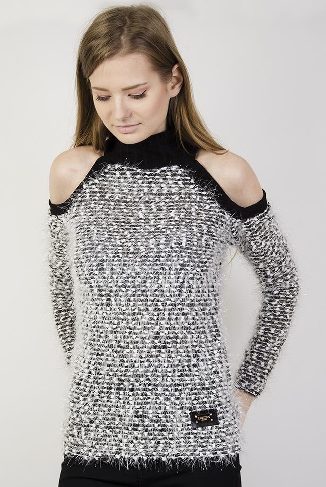 Włochaty sweterek z golfem i rozcięciami na ramionach