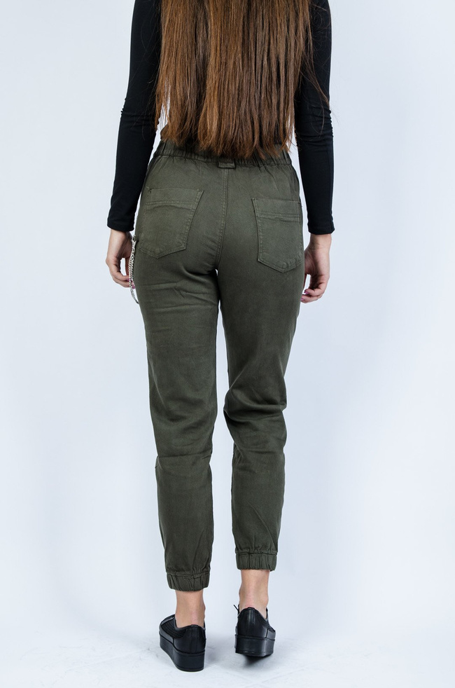 Zielone joggery z łańcuszkiem 