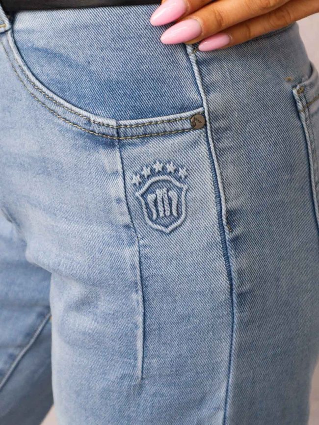 SPODNIE JEANSOWE MOM FIT Z OZDOBNĄ APLIKACJĄ PRZY KIESZENI+ PASEK