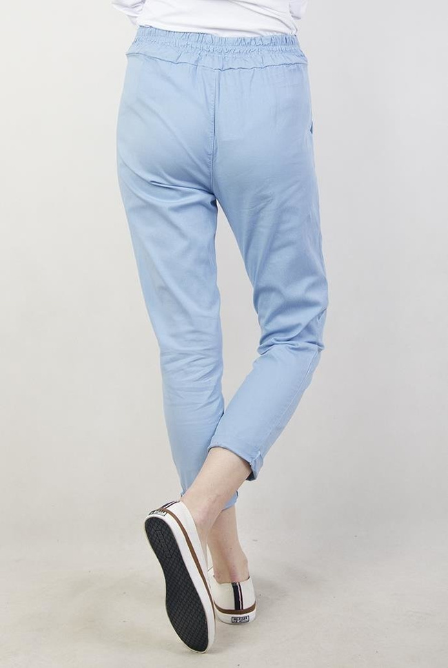 Niebieskie spodnie materiałowe z kokardą w pasie