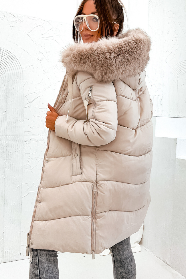 DŁUGA KURTKA Z ZAMKAMI PO BOKACH I FUTRZANYM KAPTUREM- BEŻOWA