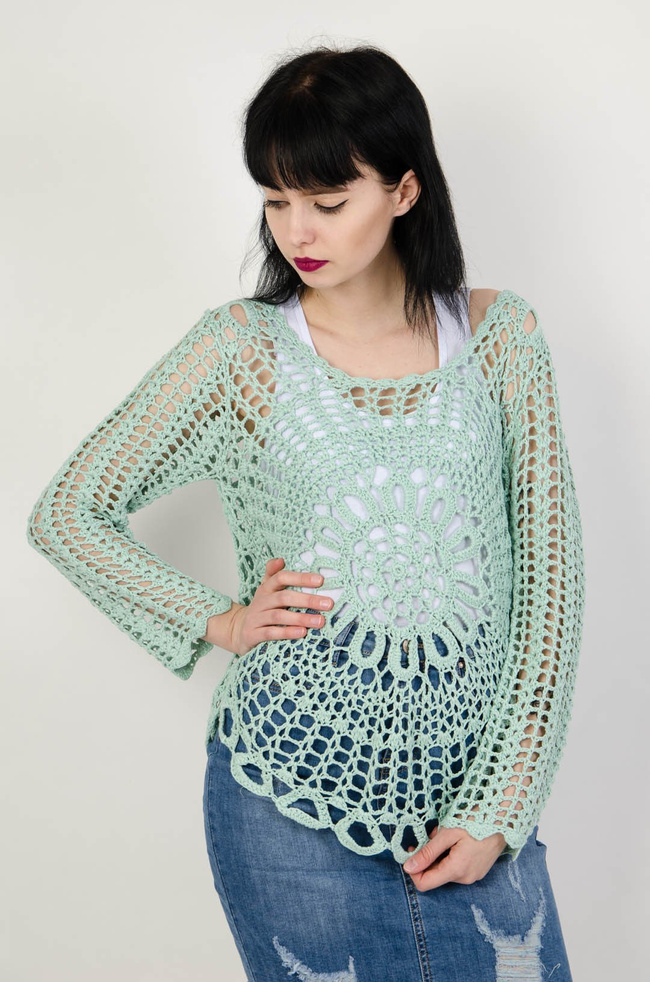 Zielony ażurowy sweter na długi rękaw