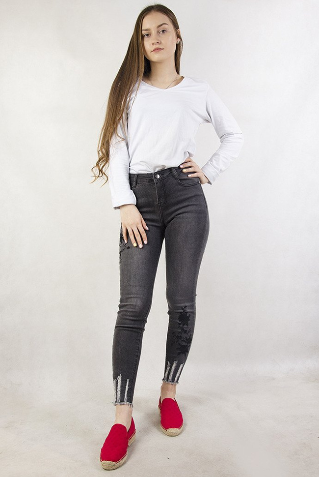 Szare spodnie jeansowe z naszywkami