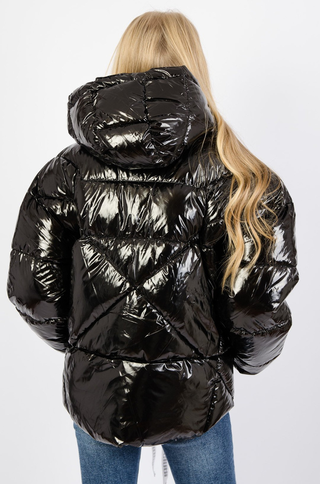 Czarna metaliczna kurtka z pikowaniem