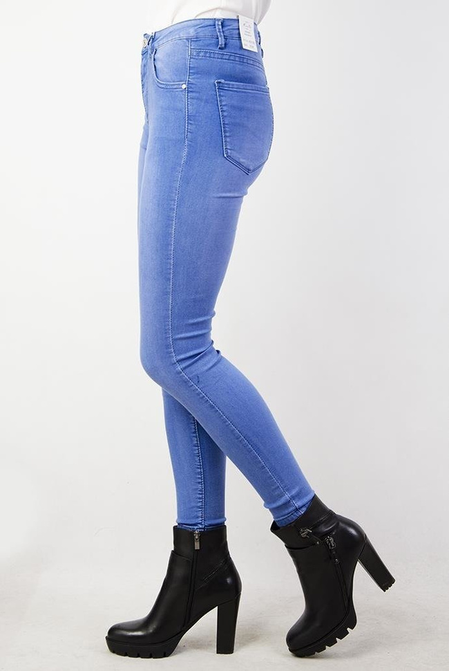 Jasnoniebieskie przylegające spodnie jeansy z wysokim stanem