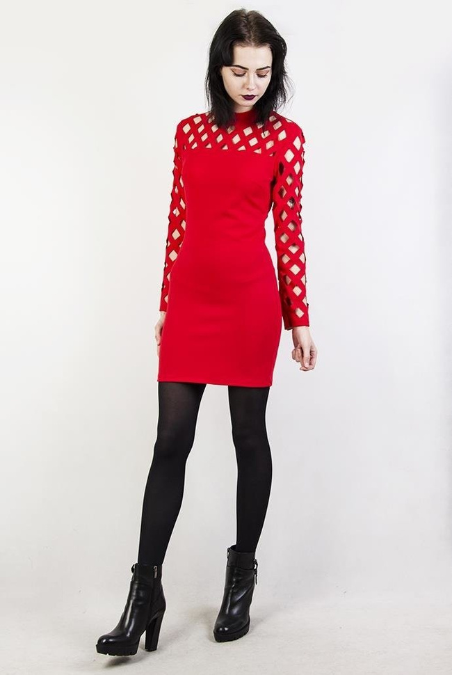 Czerwona przylegająca sukienka z wycięciami