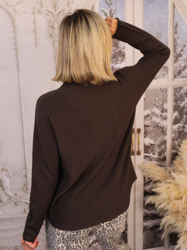 SWETER OVERSIZE Z PÓŁGOLFEM W PRĄŻKI- CZEKOLADOWY