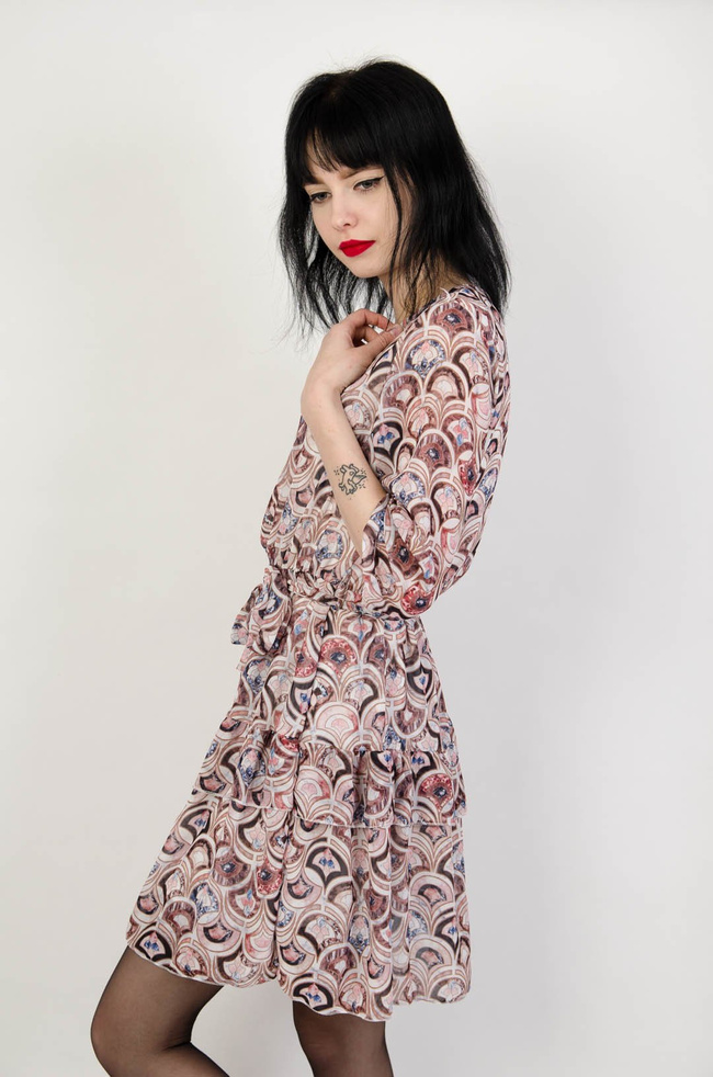 Wzorzysta sukienka z wiązaniem w pasie