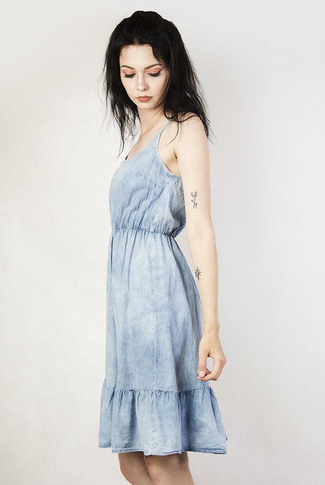 Jasnoniebieska sukienka na cienkie ramiączka