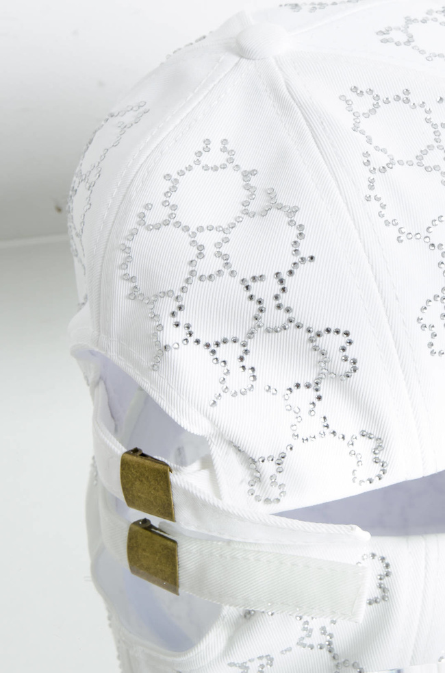 CZAPKA Z DASZKIEM Z CYRKONIAMI- BIAŁA