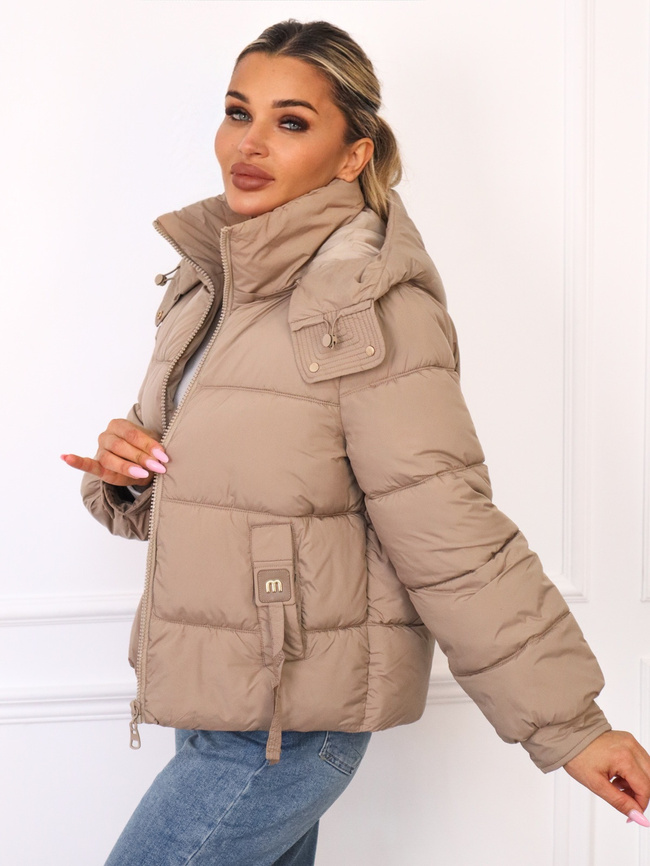 KURTKA PIKOWANA Z OZDOBNYMI NASZYWKAMI PRZY KIESZANIACH- CAPPUCCINO