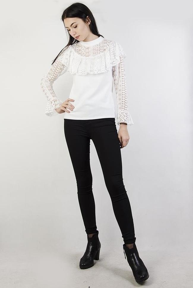 Biała bluzka z ażurowymi wstawkami i falbanką przy dekolcie