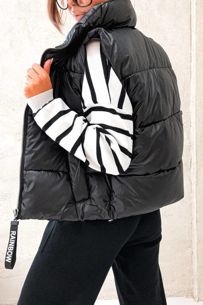 KAMIZELKA PIKOWANA Z KIESZENIAMI Z OZDOBNĄ WSTĄŻKĄ- CZARNA