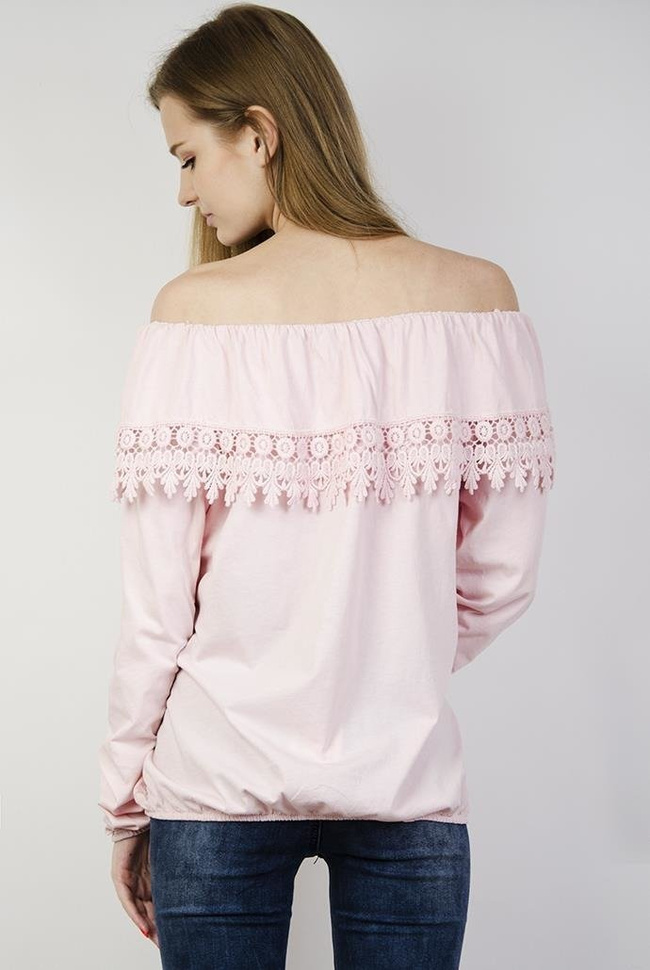 Jasnoróżowa bluzka z hiszpańskim dekoltem i zdobieniami