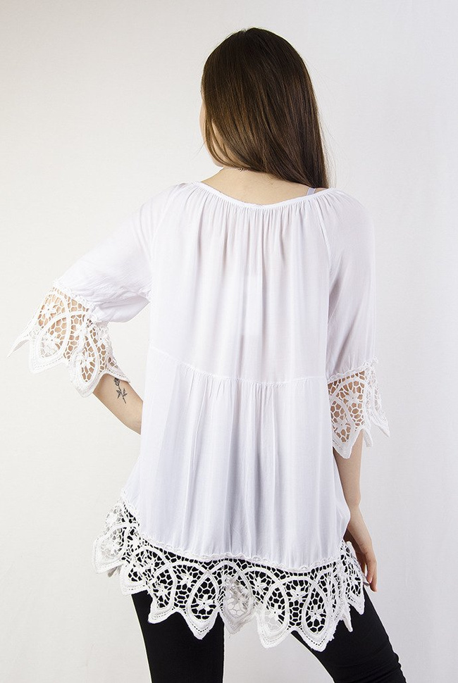 Biała bluzka z ażurowymi wstawkami oraz wiązaniem przy dekolcie
