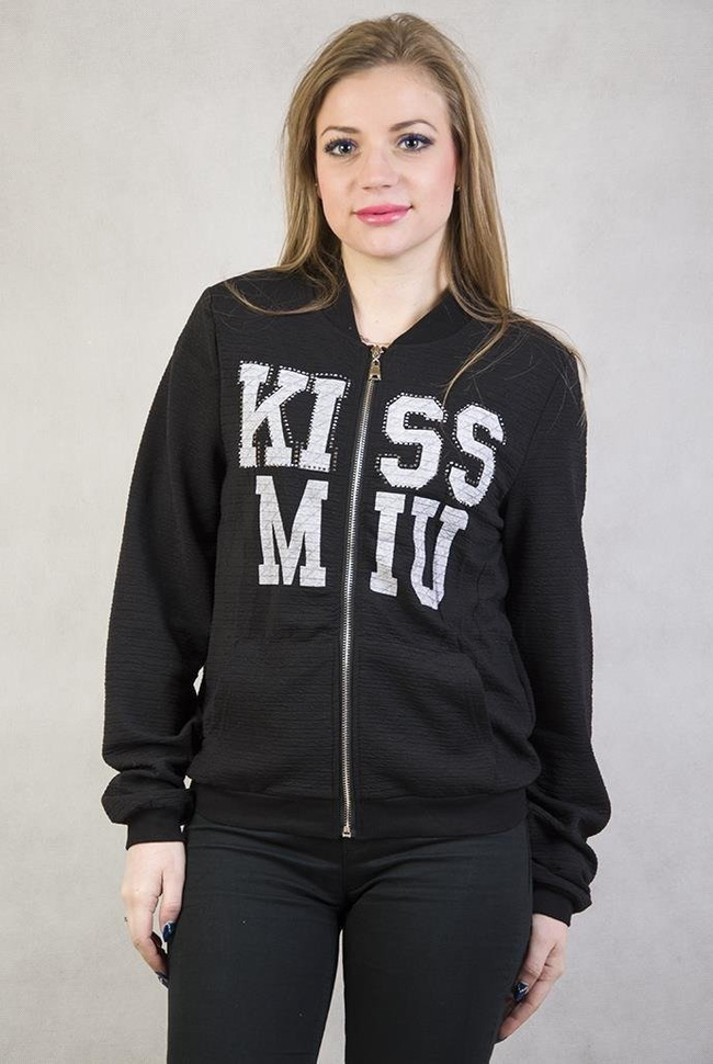 Czarna bluza z napisem "Kiss MIU"