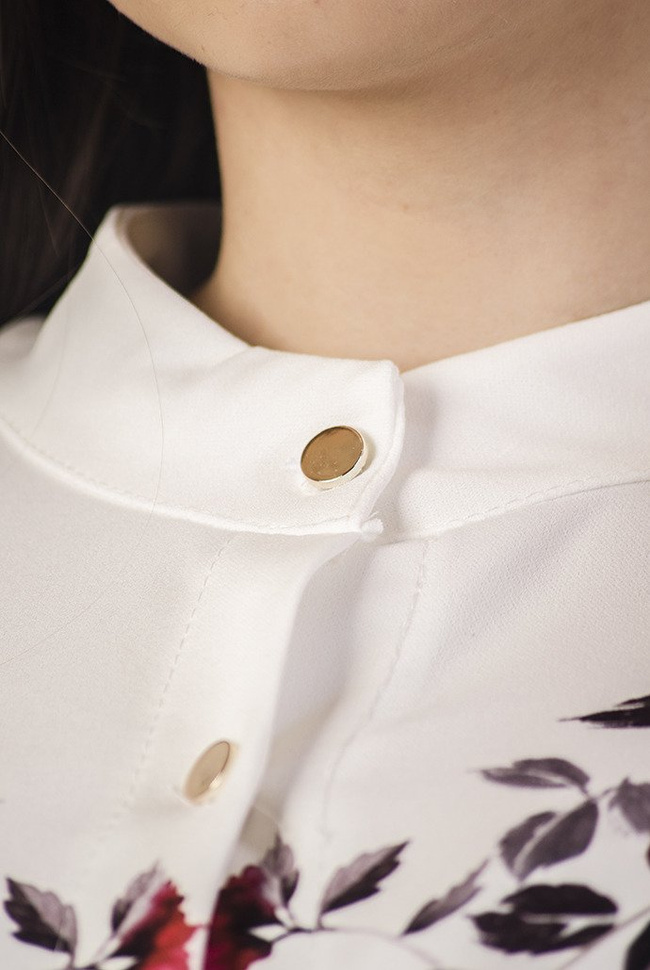 Biała sukienka z kwiatami