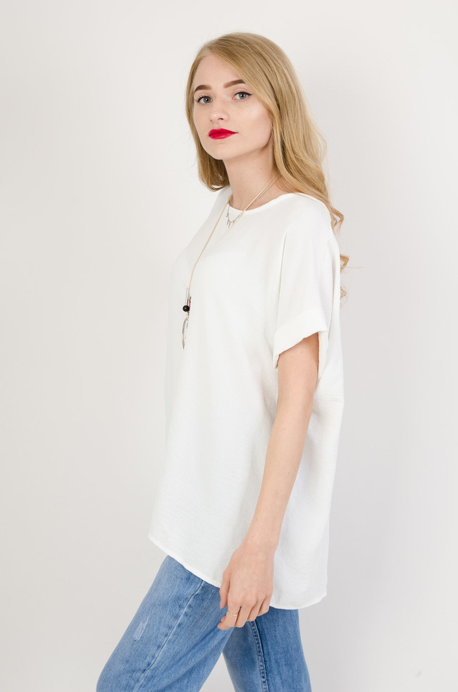 Biała bluzka z guzikami na plecach