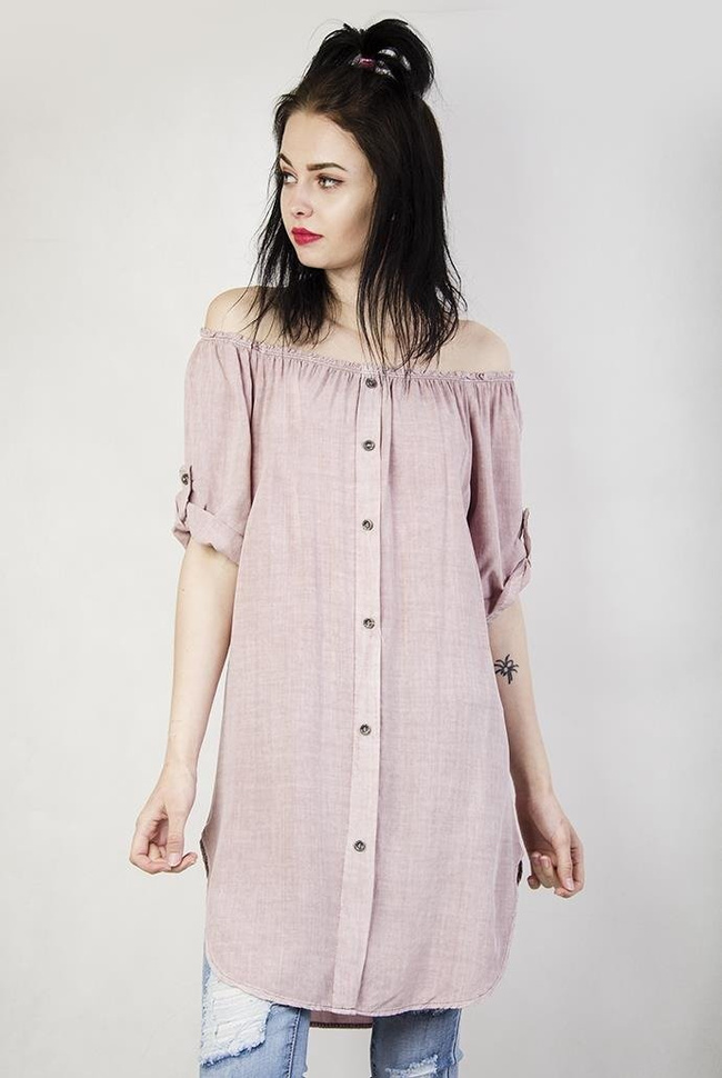 Jasnoróżowa przedłużana bluzka zapinana na guziki, z gumką w dekolcie