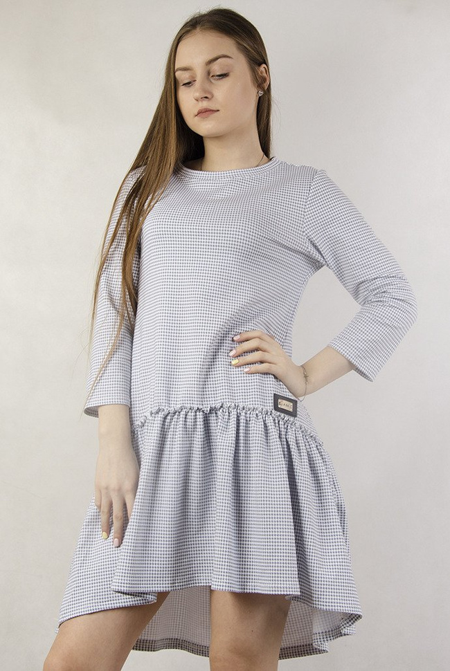 Biała sukienka w szare wzory z naszywką i falbaną na dole