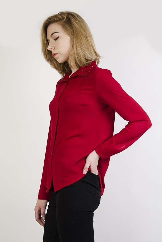 Asymetryczna czerwona koszula z ćwiekami przy kołnierzu