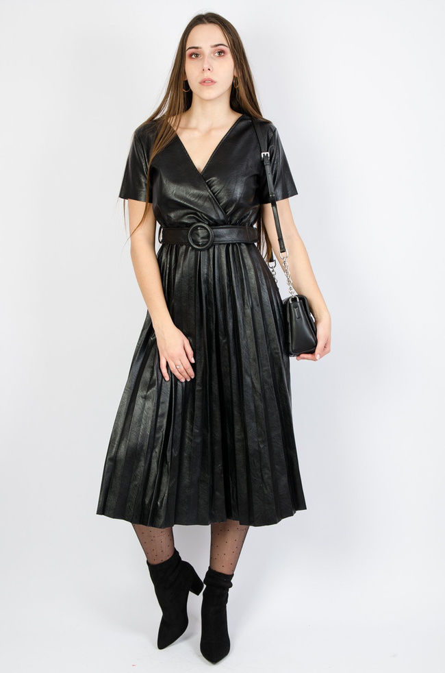 Czarna sukienka z plisowanym dołem-imitacja skóry