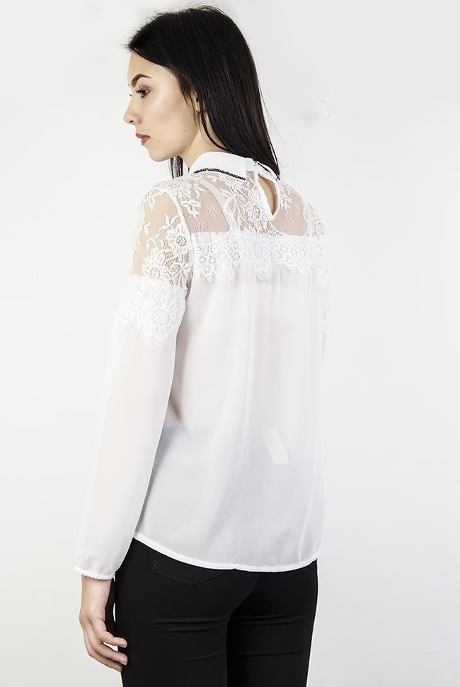 Biała koszula ze zdobionym kołnierzykiem