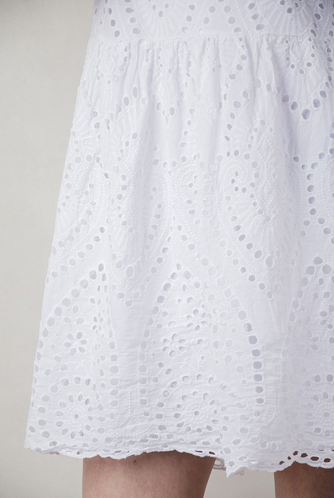 Biała ażurowa sukienka z rozszerzanymi rękawami