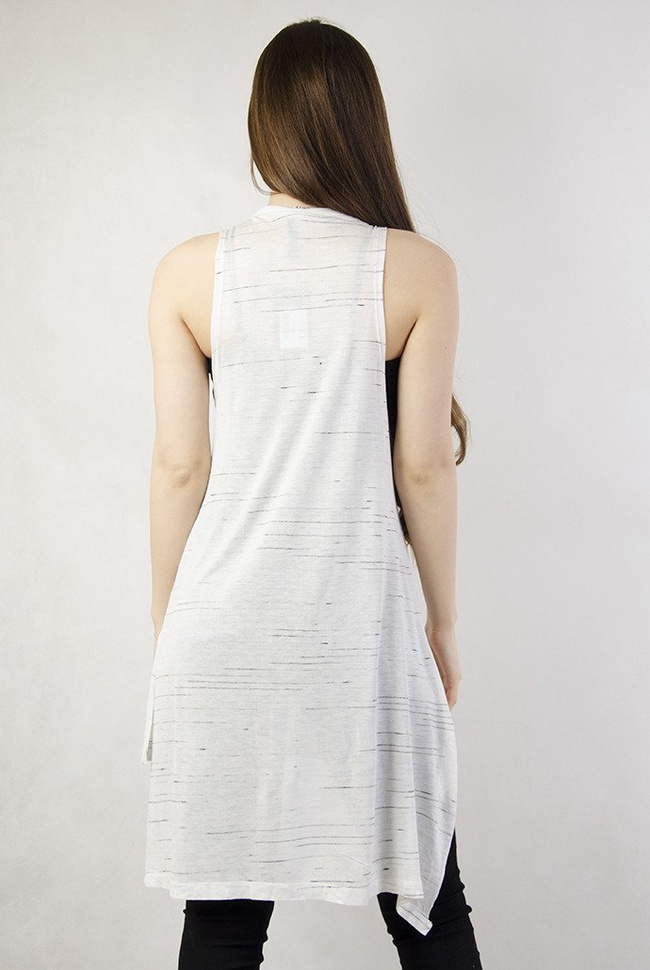 Biała, asymetryczna bluzka z napisem "Be bold or italic"